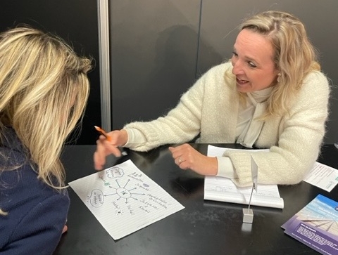 Helen Janssen geeft advies over studiekeuze aan student